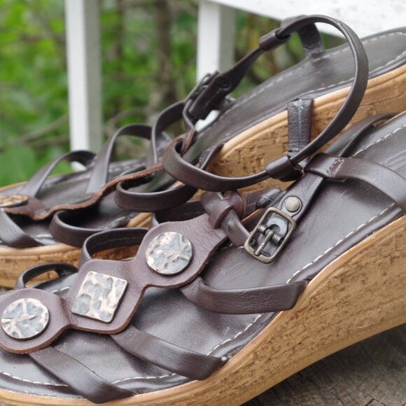 Cute Sandals By Gossip Leatgher With Copper & Metal Buttons - Picture 4 of 7